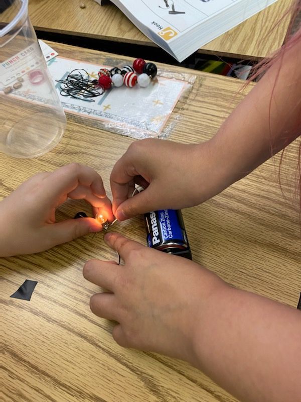 PawsforCougars's tweet photo. Success at CES-It's ELECTRIFYING!  Check out these fourth graders( @messer4thgrade and @keely_shayee) working on circuits and electricity!  Hands-on learning and group discussion! Great work! #LearnersTodayLeadersTomorrow https://t.co/4jb4hefazn