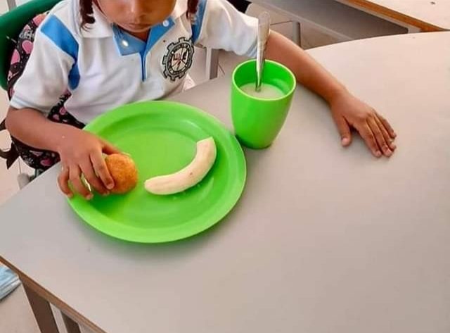 AlbertoDiazCOL's tweet image. Moneda de oro para el presidente//
Alimento del PAE para los niños de la guajira.