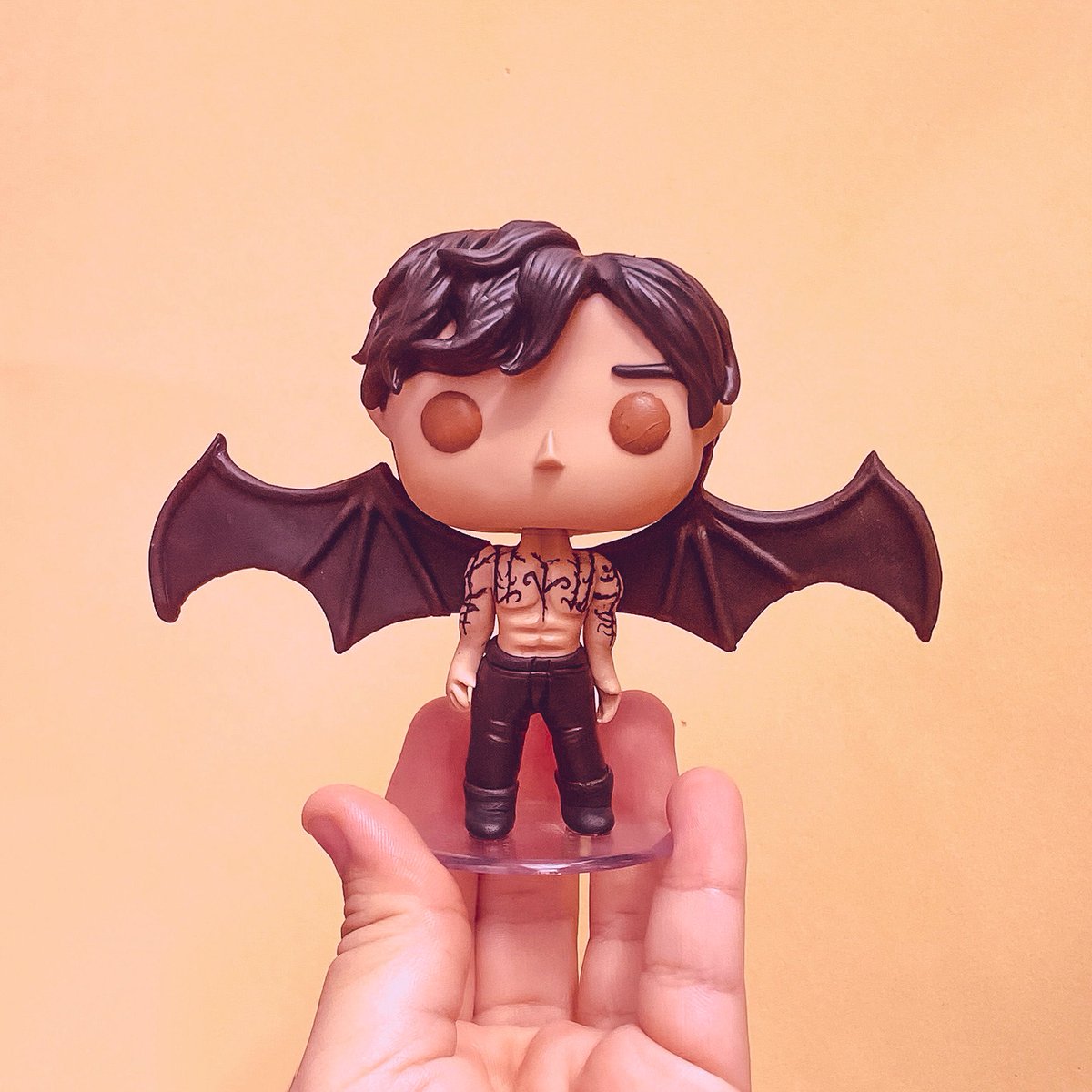 "— Eles te chamam de encantador de sombras. É porque você canta?
— Eu sou um encantador de sombras. Não é um título que alguém simplesmente inventou.
— Então? — Ela pressionou — Você canta?
Azriel não conseguiu conter sua risada suave. — Sim." ✨