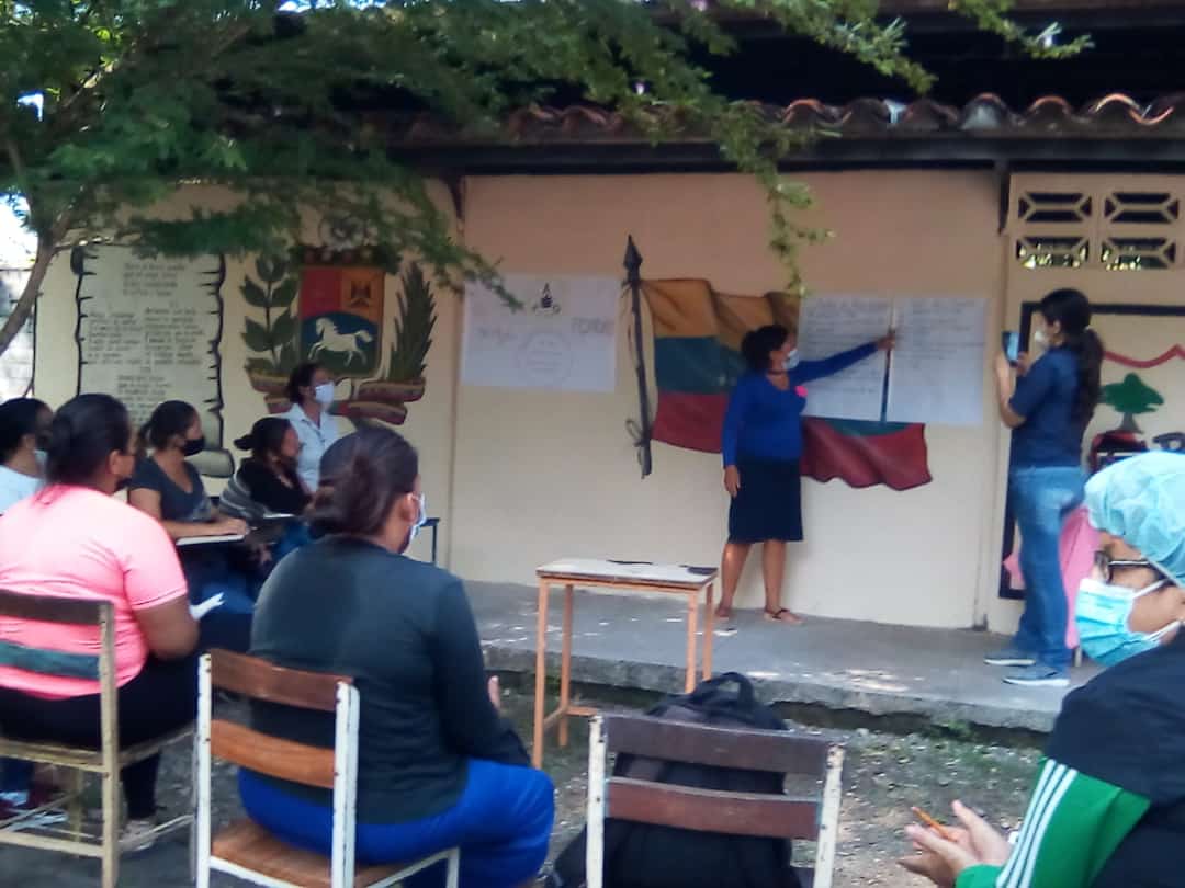 YoraptF's tweet photo. Y seguimos.. Las duplas socioformativas compuestas por especialistas de Min Mujer, Ciara, @Fondas_Ve y @FAO_Venezuela  llevaron componentes educativos  a productoras del Municipio Esteller del Estado Portuguesa para prever embates climatológicos.
@wcastroPSUV @pjae2017 https://t.co/n79OqA9ZBj