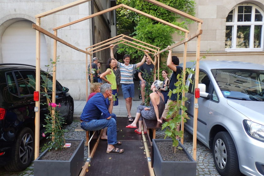 Sehr gute Aktion in einer immer von Autos blockierten (Nicht)einfahrt: ein Durchgangshandwagen (großer Handwagen muß auf der Straße parken) dient Fußgängern &amp; Radlern als Durchgang/fahrt auf die Straße &amp; das Stuttgarter Ordnungsamt dreht durch diefraktion-stuttgart.de/2021/09/14/ern… ...