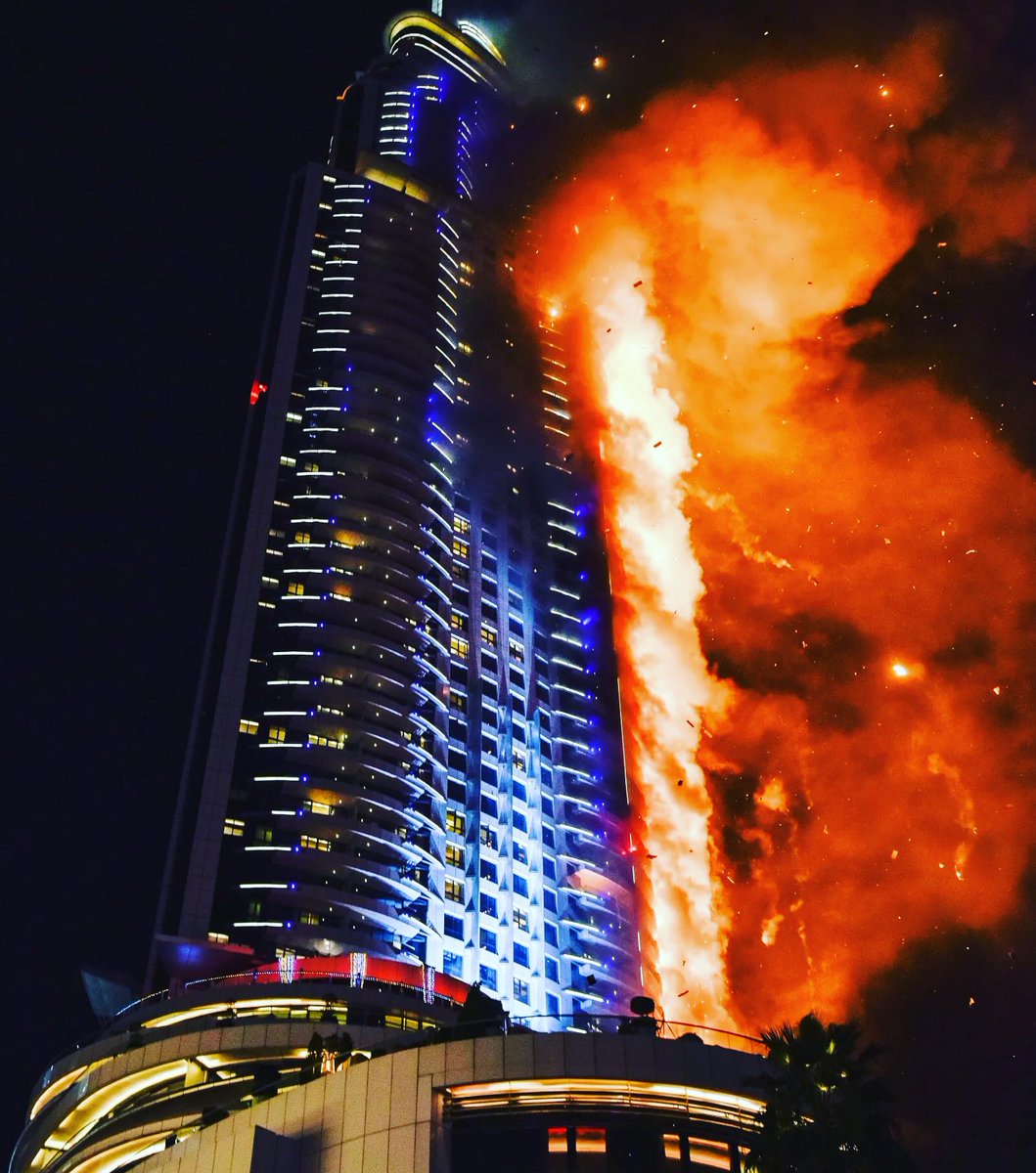 Бурдж халифа горит новости. Даунтаун Бурдж Дубай пожар. Address Downtown Dubai пожар. Пожар в Бурдж Халифа 2020. Пожар здания в Дубае.