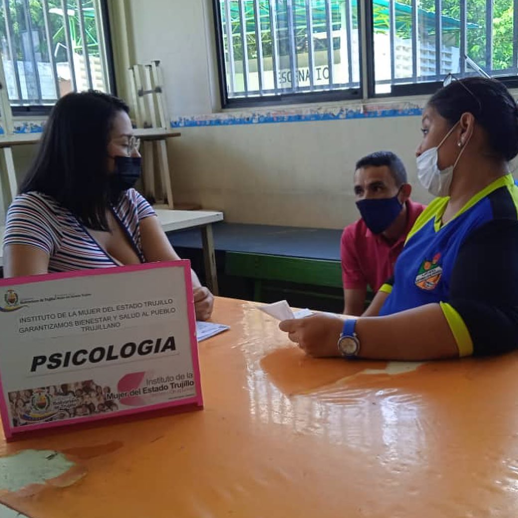 Nuestro equipo de Psicólogos dignifica al pueblo trujillano, brindando consultas en la Unidad Educativa Monseñor Lucas Castillo, trabajando en el marco de la Gestión de nuestro Gobernador <a href="/RangelSilva4F/">Rangel Silva</a>  y de nuestra 1era Combatiente la Dra <a href="/ajacquep/">Jacqueline Penaloza.</a>  <a href="/AleidaPerezz/">Aleida Perez</a>