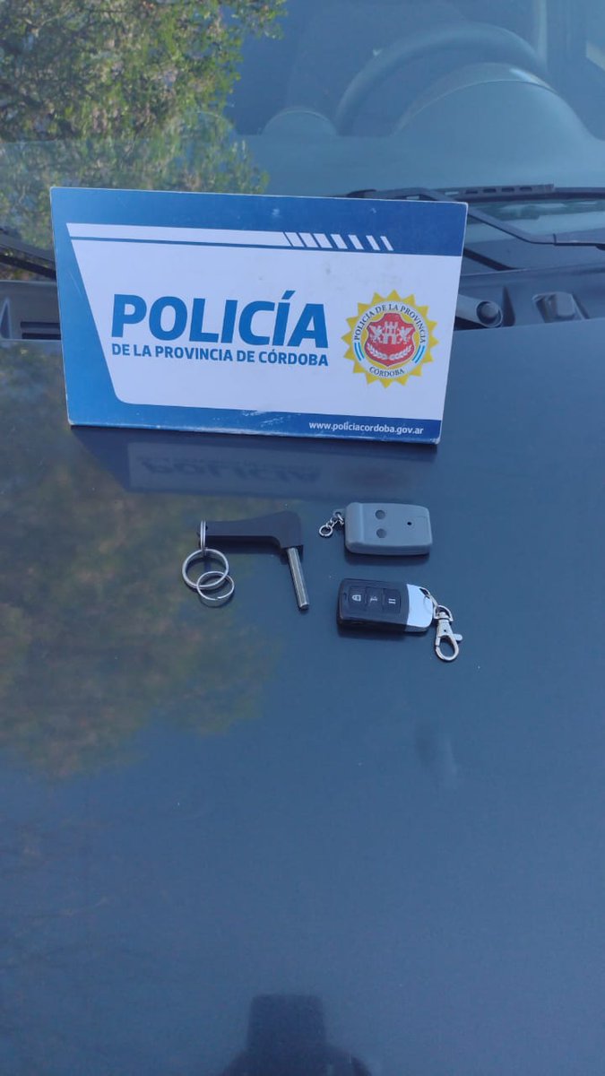 PoliciaCbaOf's tweet photo. Tres aprehendidos en Bº #ParqueCapital tras un control preventivo. Secuestro del vehículo en el que se conducían y dos inhibidores de alarmas tipo llavero. #DttoIII https://t.co/knmJ6a0jKC