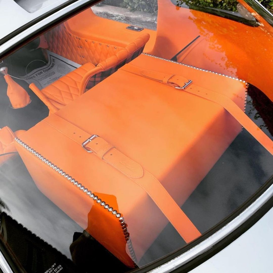 What do you think of this color combination?🧡 Via 📸 slang500 #mercedesbenz #orangeinterior #drivepedia