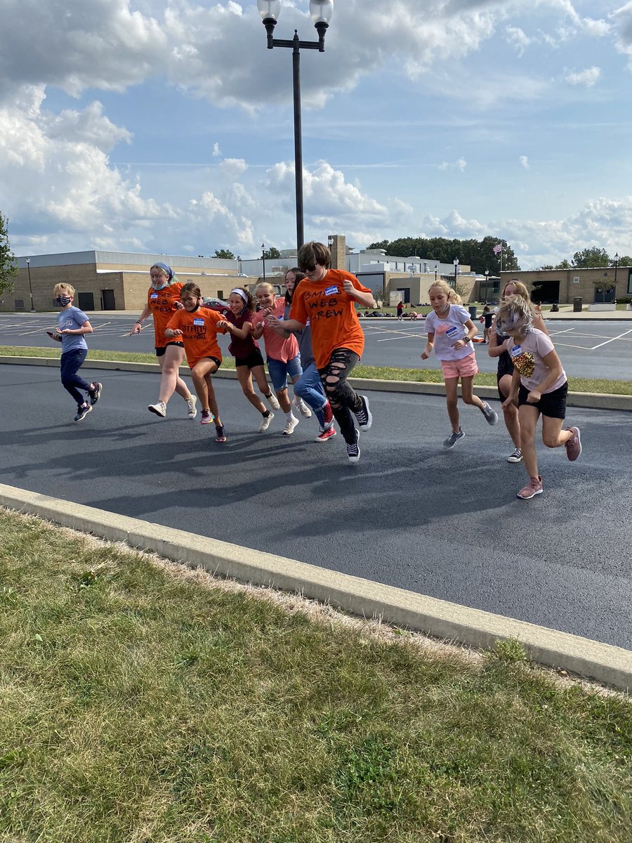 bmmsweb's tweet photo. 5th graders having tailgating fun with their 8th grade WEB Leaders.   Our leaders are amazing!  @BmmsTitans @BereaCSD @bmmsAP_Prok @Hall_Nick @traceebrandt @MPetrus61 @BSchlather  #BeATitan https://t.co/2eymY1NmiX