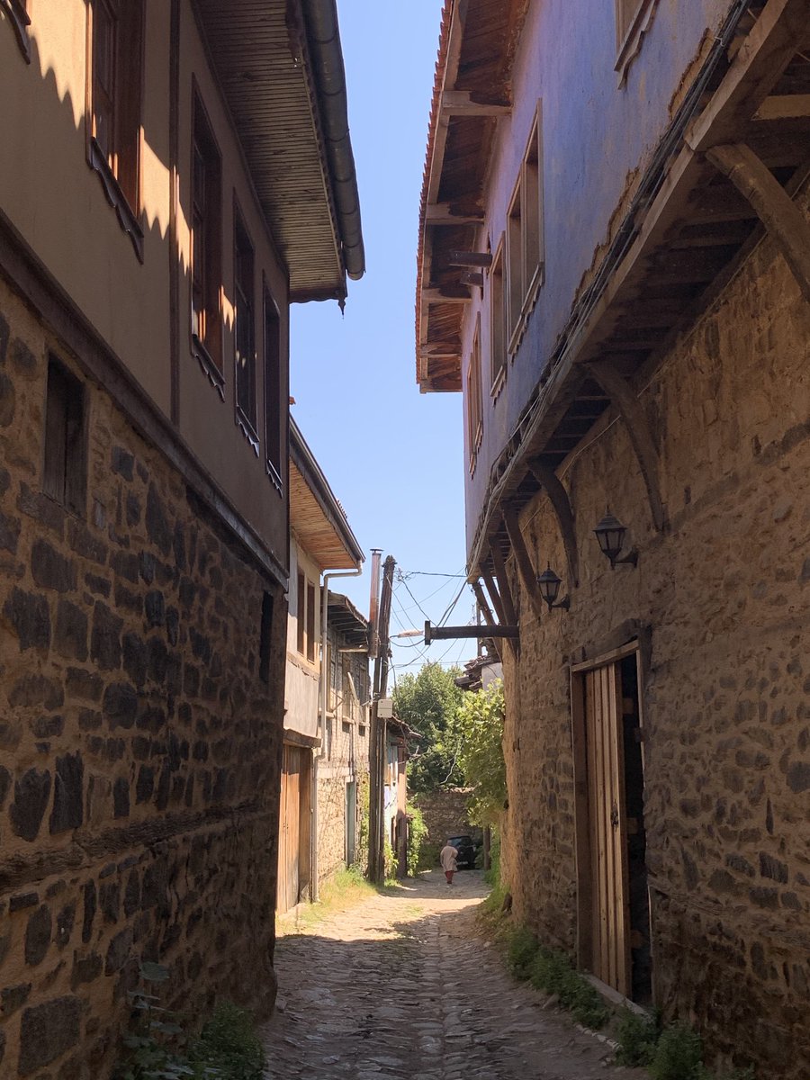 Geceye gündüze:
Can kulağıyla dinle neler duyacaksın neleeer…