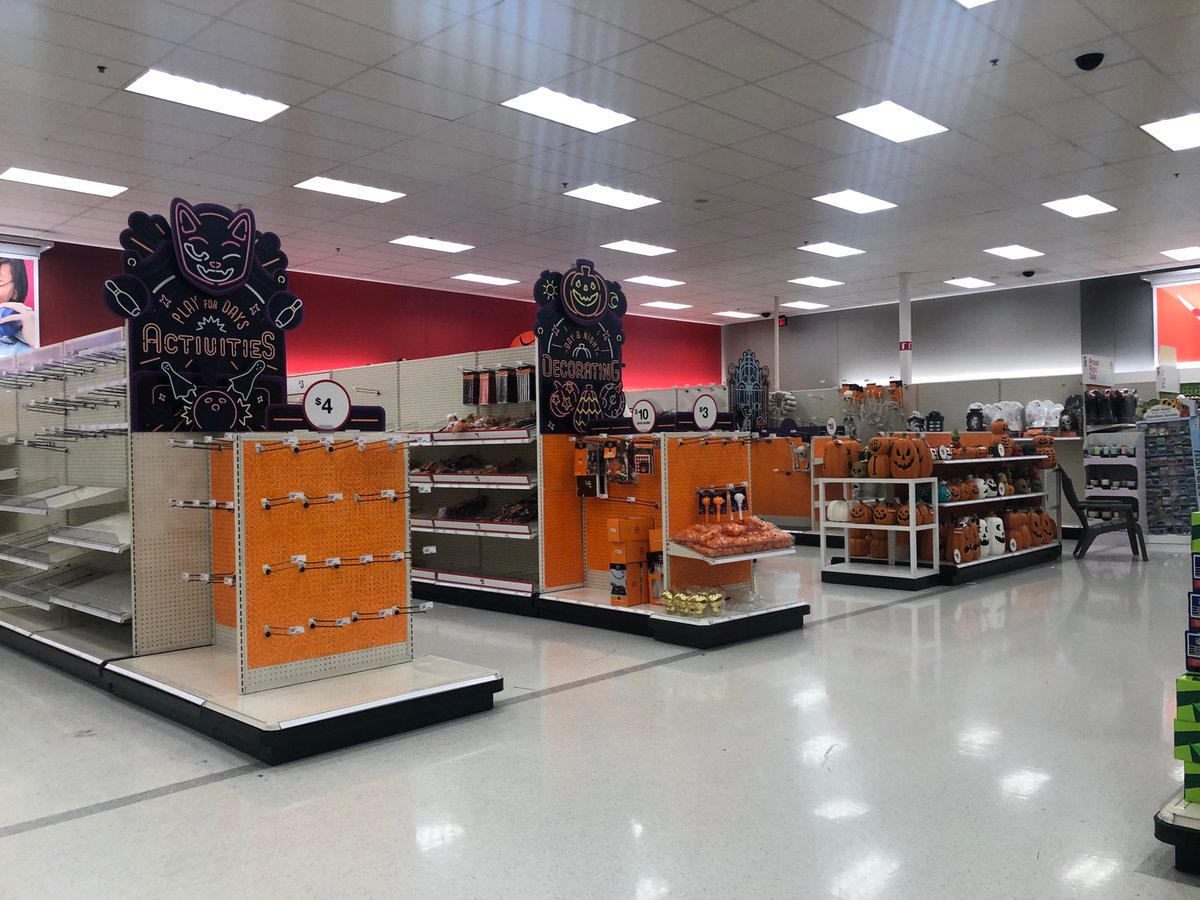 ashliewaters's tweet photo. @AskTarget THE F*!? IS THIS @Target CHRISTMAS LIGHTS OUT WHEN SCHOOL SUPPLIES ARE STILL BEING PHASED OUT FOR HALLOWEEN. Why are my surrounding stores so behind and can I help? Are we skipping 2 holidays now or what? https://t.co/uKsY7mqt75