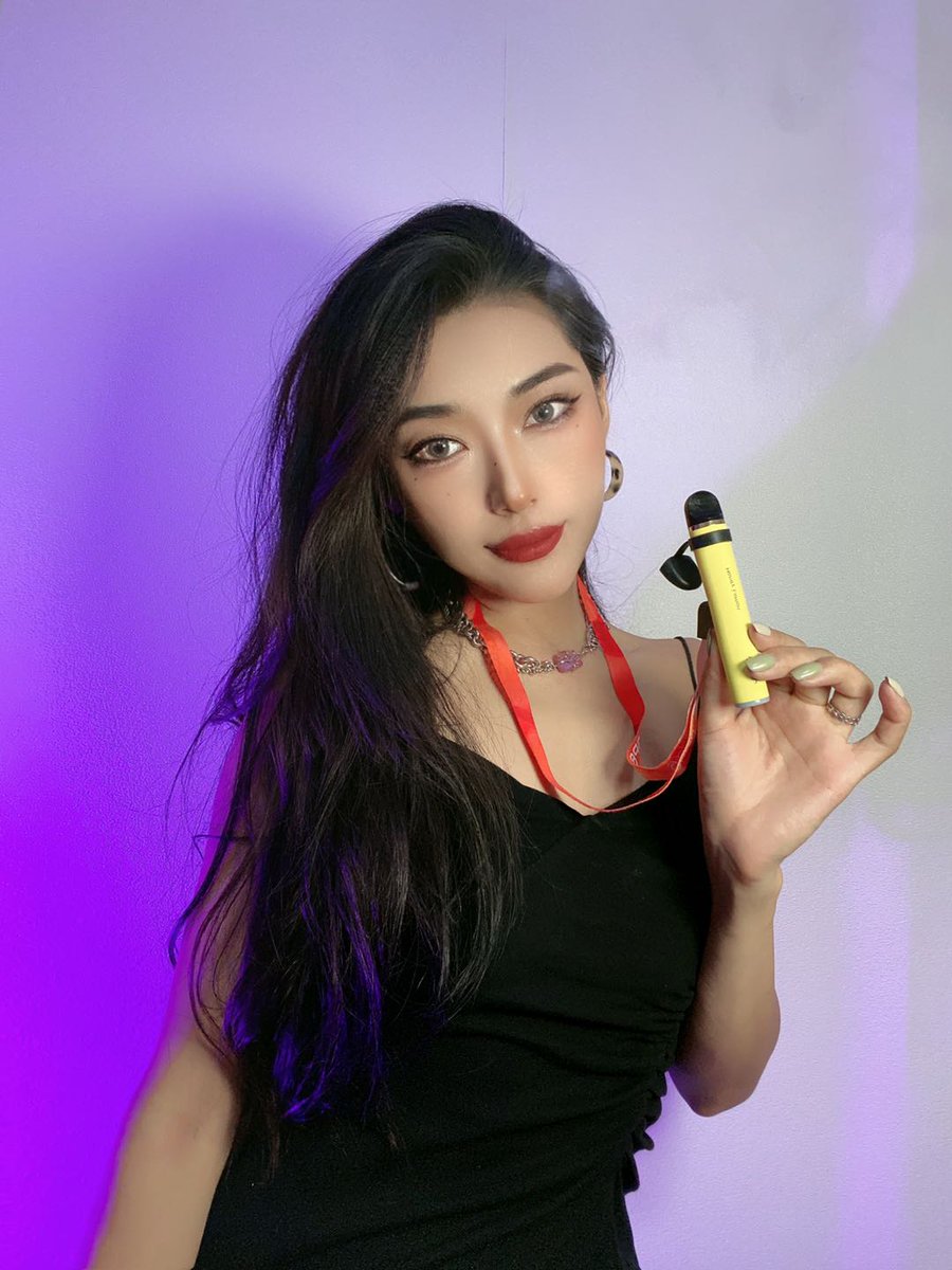 gippro neo plus banana ice, creamy smooth and sweet with a touch of coolness.

- 1600 puffs
- 6.0ml e-liquid
- 850 mAh
- 5% nic

Warning: this product contains nicotine, an addictive chemical, and is only for smokers over 21yrs.
.
.
.
.
.
.
.
#gippro #vape #wednesday #girlfashion