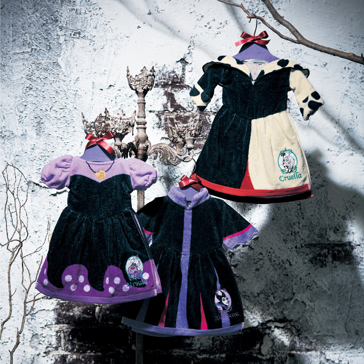 ショップディズニー ハロウィーン にもオススメ ディズニーヴィランズ の世界観を表現したベルメゾンオリジナル商品が登場 たこつぼ型収納袋付き アースラ デザインのブランケットや キッチンや洗面所に掛けると華やかなドレスタオルなど こだわり