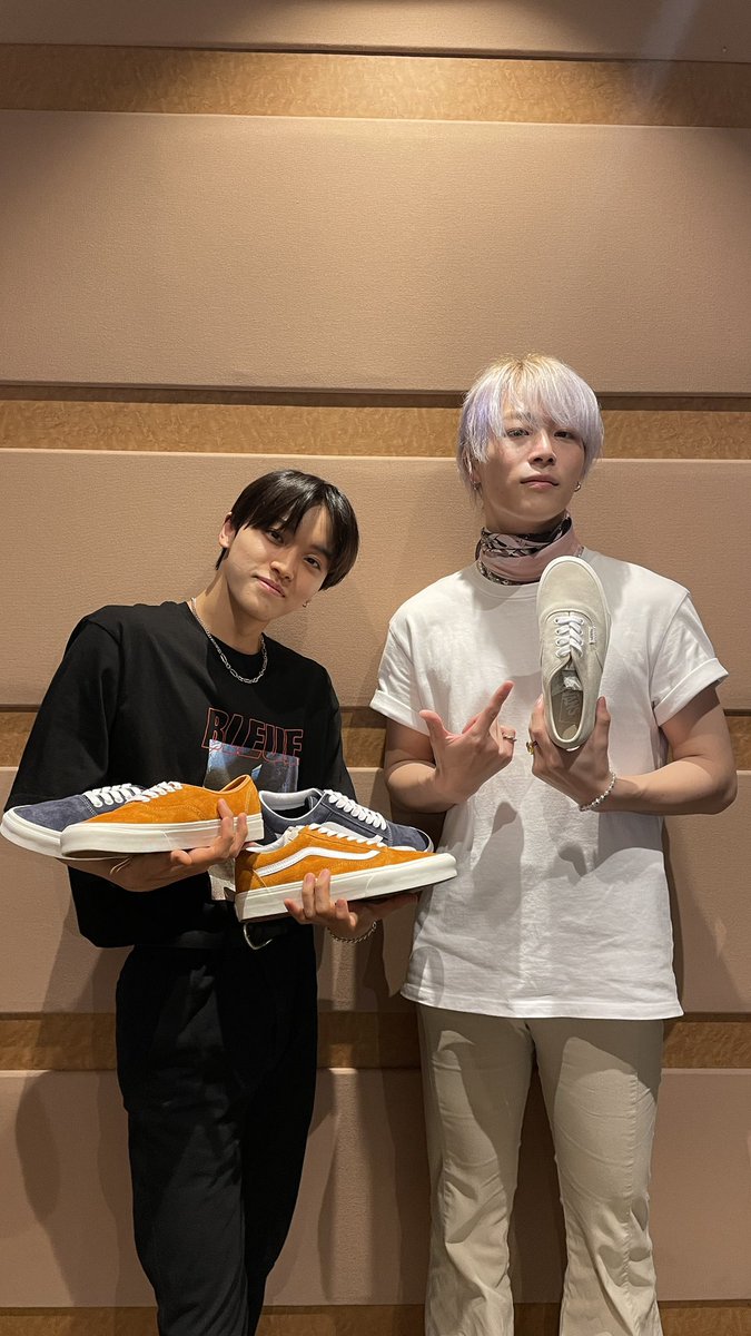 ABCMART_INFO's tweet photo. 9/14(火)~店内放送 #ABCリコメンズ がスタートしています🥰
11回目の放送は #BUGVEL の #MINATO さん、 #KOSHIN さんに参加して頂きました💫

お2人にはVANSの【PIG SUEDE】をご紹介頂いています👟
店内&amp;通販サイトで是非チェックしてください✅

https://t.co/LZUgDDGcrJ https://t.co/J50RvgR07H