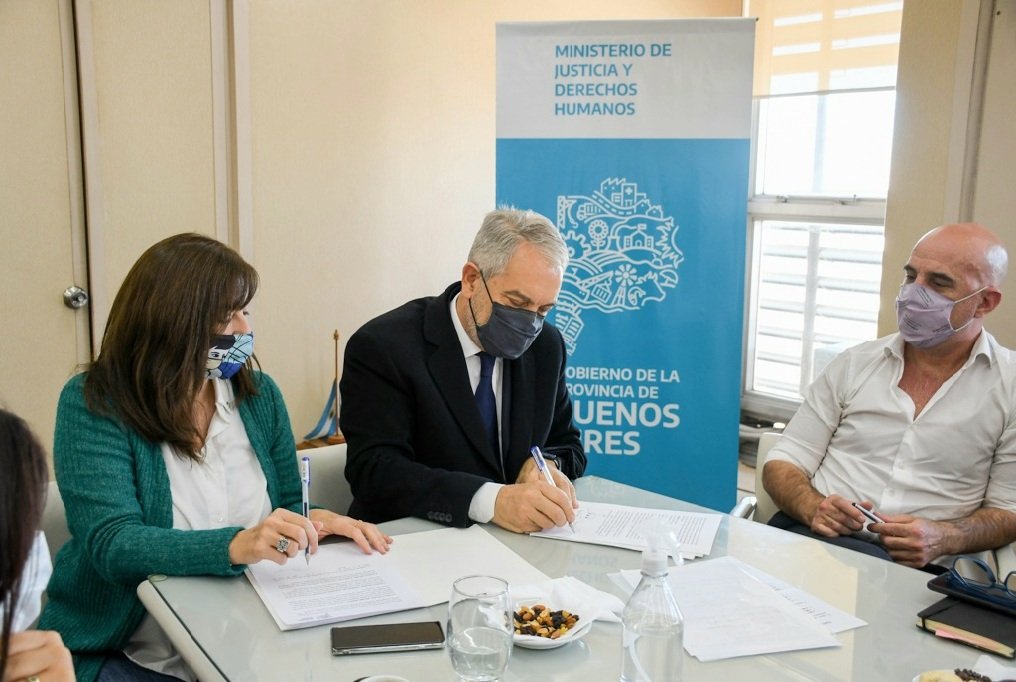 lichopellegrini's tweet photo. Acompañé a @Julio_Alak en la firma del convenio tripartito entre @justiciayddhhba,@MinMujeresPBA y @MpdArgentina. https://t.co/KbzYt65rMM