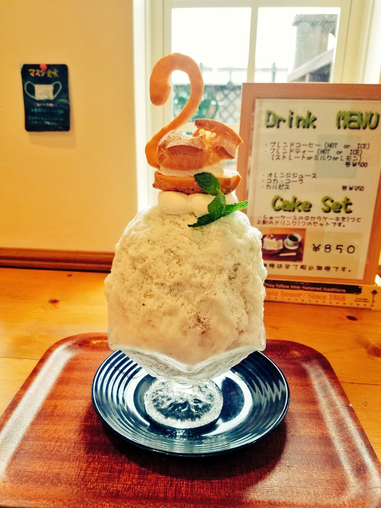 narakatsu_'s tweet photo. BONCHICさんでかき氷スワンをいただきました~
ふわふわ氷にスワンのシューが乗っていて、テンションが上がります!
カスタードクリームとカリカリのチョコが氷の中に隠れていて、最後まで楽しめました😋
おいしかったです✨
#奈良
#BONCHIC https://t.co/A2IpmbDFui