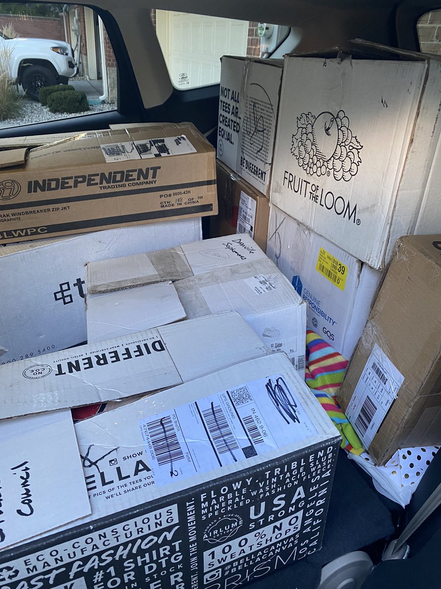 Sra_Dugan's tweet image. It’s going to be Christmas at DCHS tomorrow!!!!!! 🎅🏻🎄#ClassShirts #MobShirts #STUCOshirts