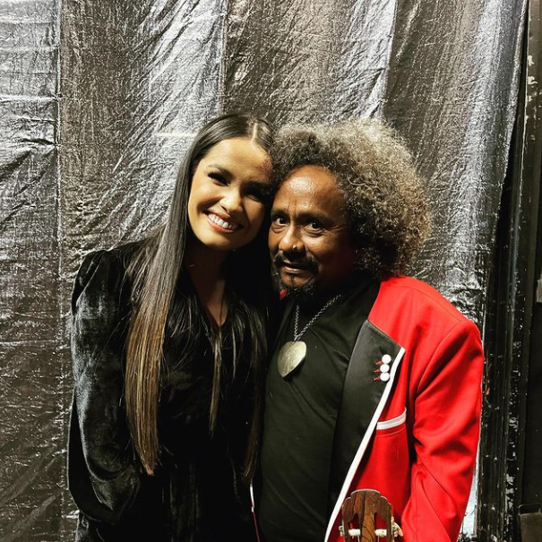 e a gente se encontrou. agradecido vim e encantado sigo com a humanidade dessa pessoa. ô criatura que a gente pega logo a querer bem e tem vontade de ficar perto! é de dentro e de uma sinceridade translúcida que vem sua luz. ilumina, encandeia, enternece. bem-vinda, <a href="/juliette/">Juliette</a>.