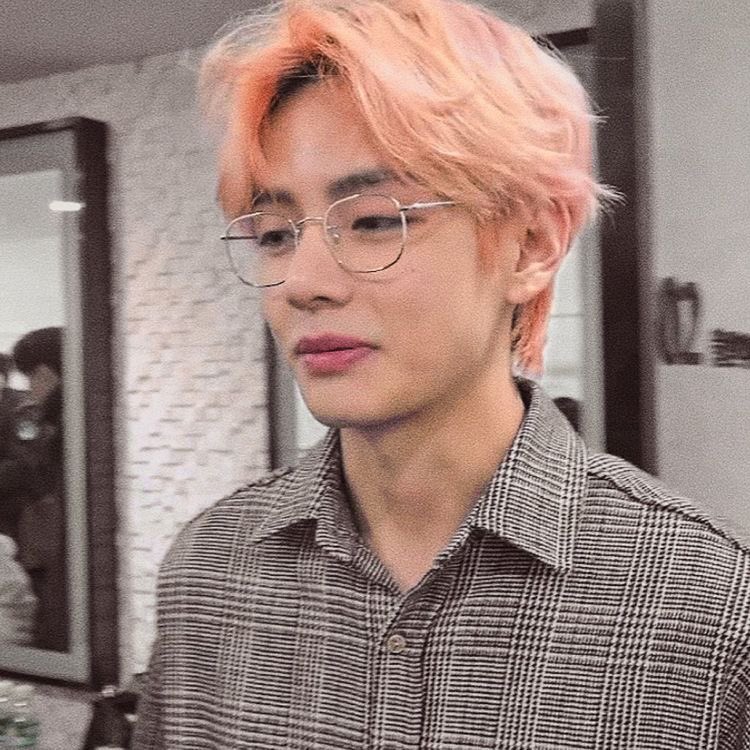 vanteficient's tweet photo. peach hair taehyung was so ethereal https://t.co/hx0EL3LL2o