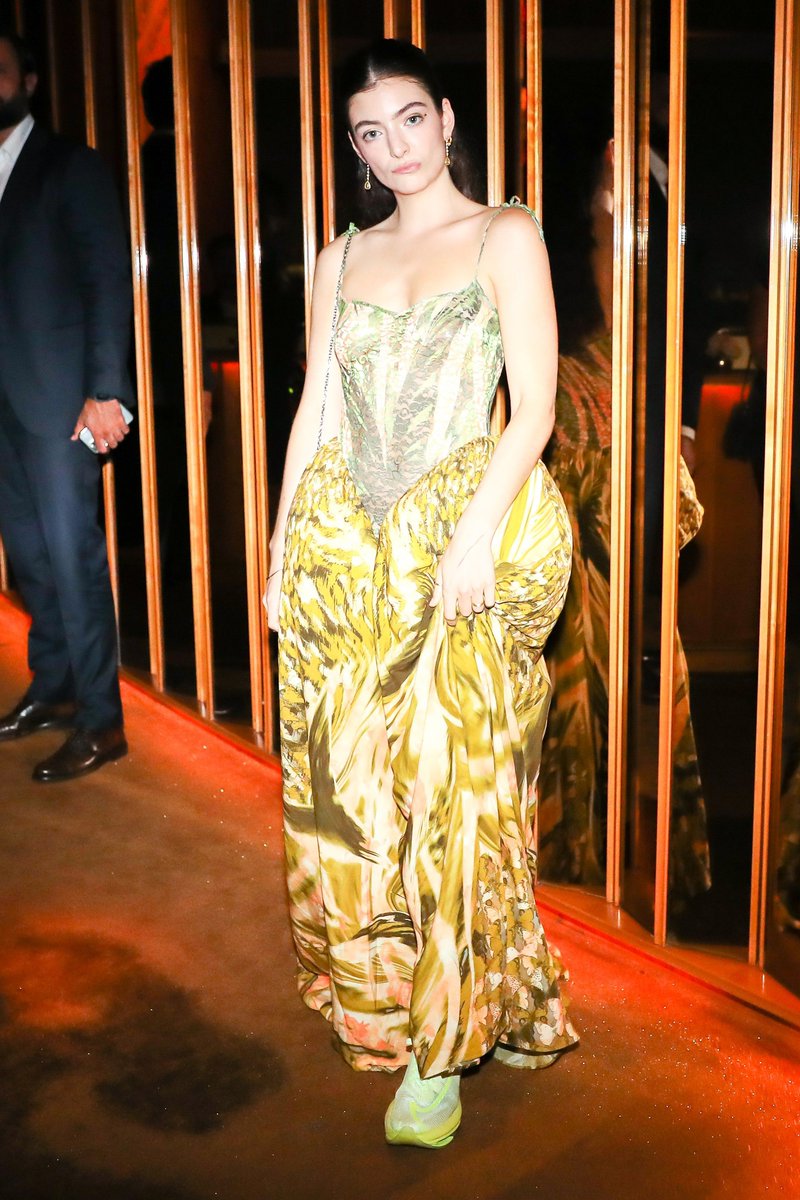 LordeWorldRU's tweet photo. Lorde at the Met Gala ​after-party at the Boom Boom Room https://t.co/Dj0PlioELT