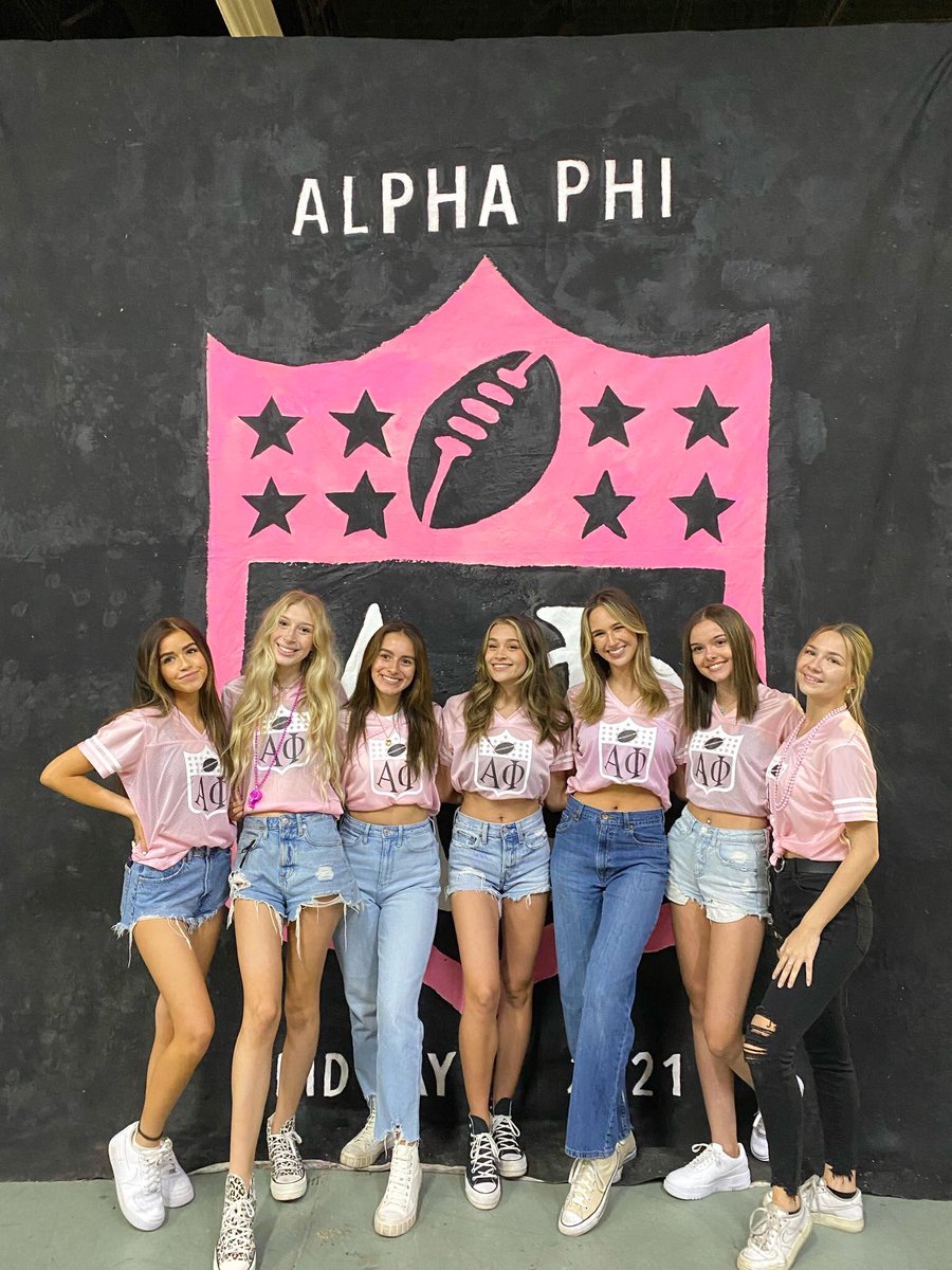 NAUAlphaPhi's tweet photo. WE GOT A REALLY BIG TEAM!!!💞🙌🏼⚡️🔒 We love all of you SO much and we’re so thrilled to have you home. PC ‘21, welcome to the Ivy League… ⚡️⚡️⚡️ #naualphaphi #teamaphi #nau25 https://t.co/4c7DtAdNR5