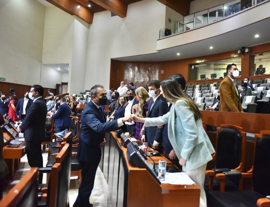 AnalySandoval's tweet photo. Un día como hoy en 1823 se instaló el primer Congreso Constituyente de Jalisco, quien creó nuestra primera Constitución Política, donde se declaró a nuestro Estado como libre e independiente. Hoy en el @LegislativoJal conmemoramos este gran momento histórico. https://t.co/aQkBAyycp2