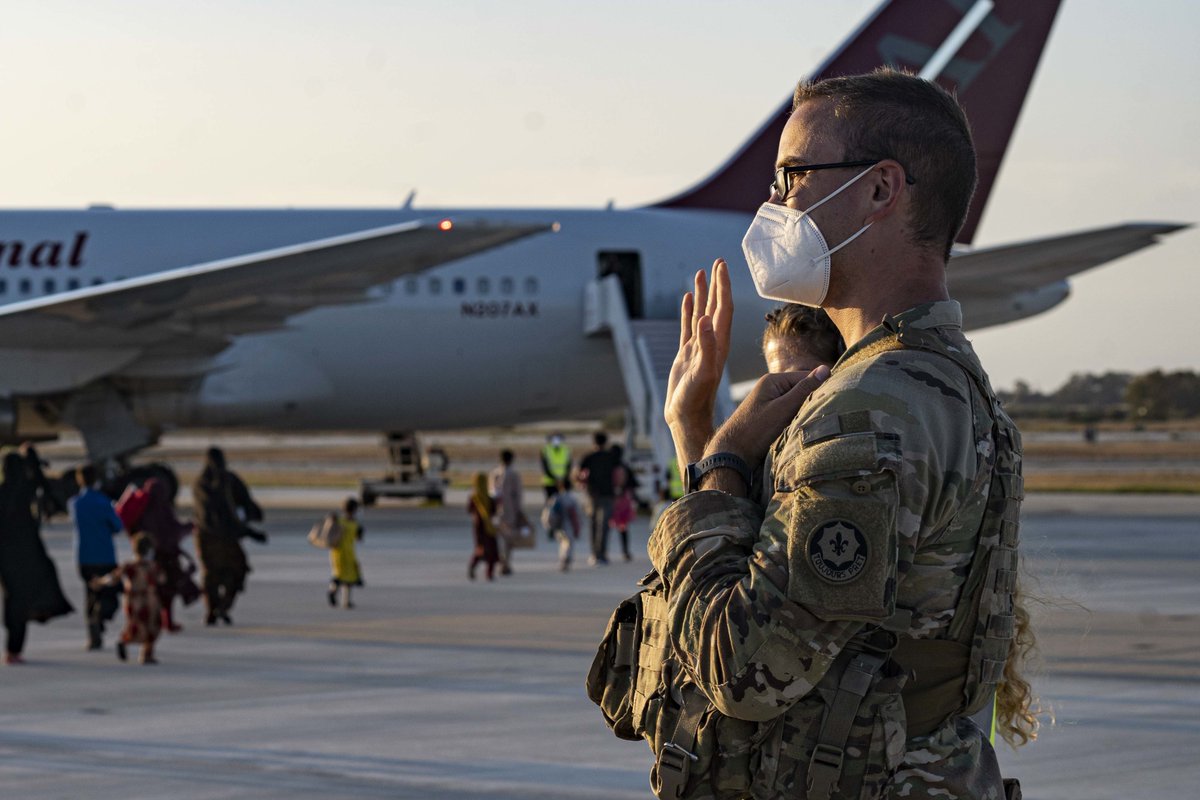 Fond farewell. A @USArmy soldier waves to Afghan evacuees at @NAVSTA_Rota as they depart for the U.S.