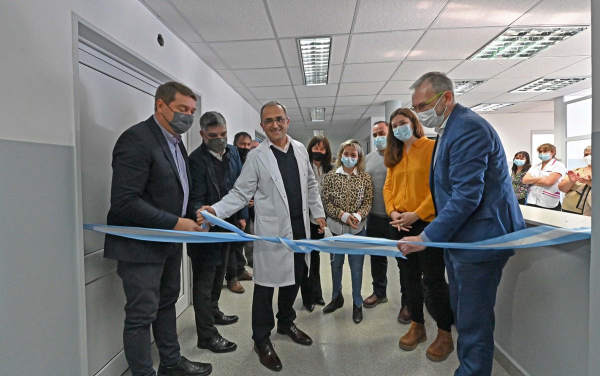 faapura's tweet photo. En #Rawson junto al intendente @damianbiss y la directora del nosocomio inauguramos la nueva Sala de Internación Pediátrica del Hospital "Santa Teresita" de la capital de la provincia. 
 
Un gran trabajo en equipo para seguir asegurando el #DerechoALaSalud 🇨🇭 de cada chubutense. https://t.co/9f30YVhAoN