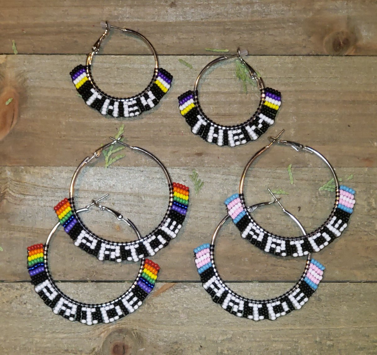 beauxbeautyblog's tweet photo. PRIDE earrings... available in my Et$y shop @ https://t.co/4zdcht9hAc w/ FREE US shipping! #NativeTwitter #AlaskaNative #FirstNations #beadwork #NativeMade #BuyNative #Statimc #Unangax #Aleut #pride #theythem #transpride #lgbtqia https://t.co/rk6A7G0ey0