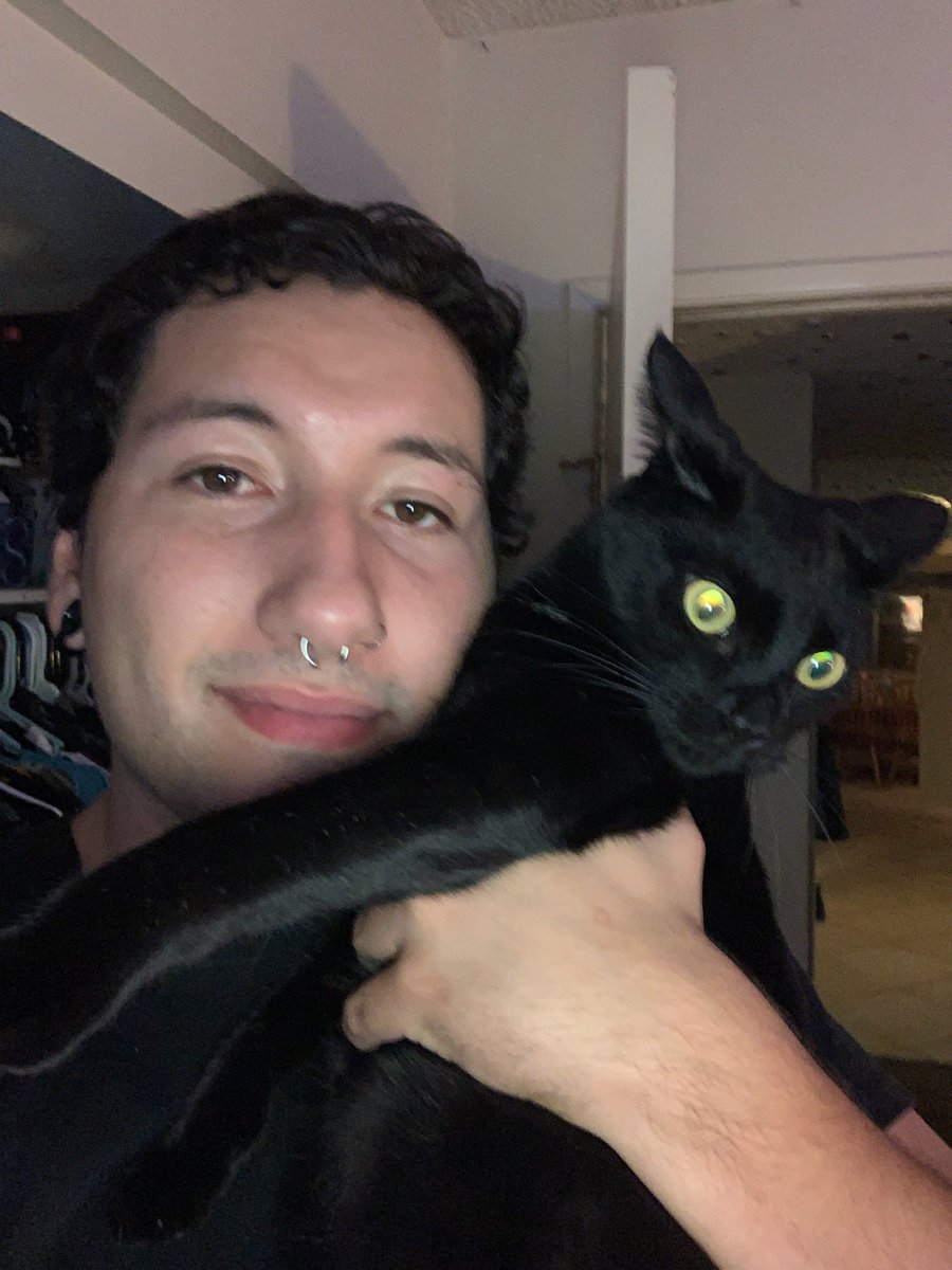 HaileyJordyn5's tweet photo. I'm so in love 🥲❤ Frankie if you see this don't be mad, BUT HES SO CUTE LOOK AT HIM SHOWING ME THE CATS BC I MISSED THEM 🥺🥺🥺 https://t.co/91wRA24q10