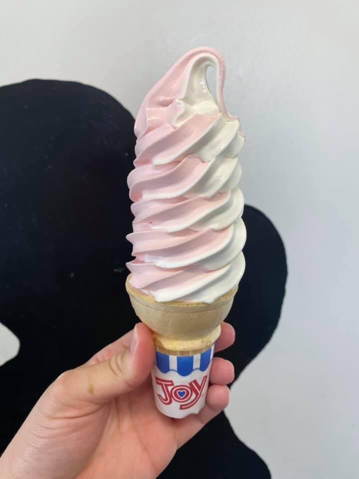 WhippyDip1's tweet photo. The long awaited arrival of strawberry vanilla twist is here! Come on down and enjoy a refreshing twist cone 🤩🥳🍓 https://t.co/KM782Z1xP7