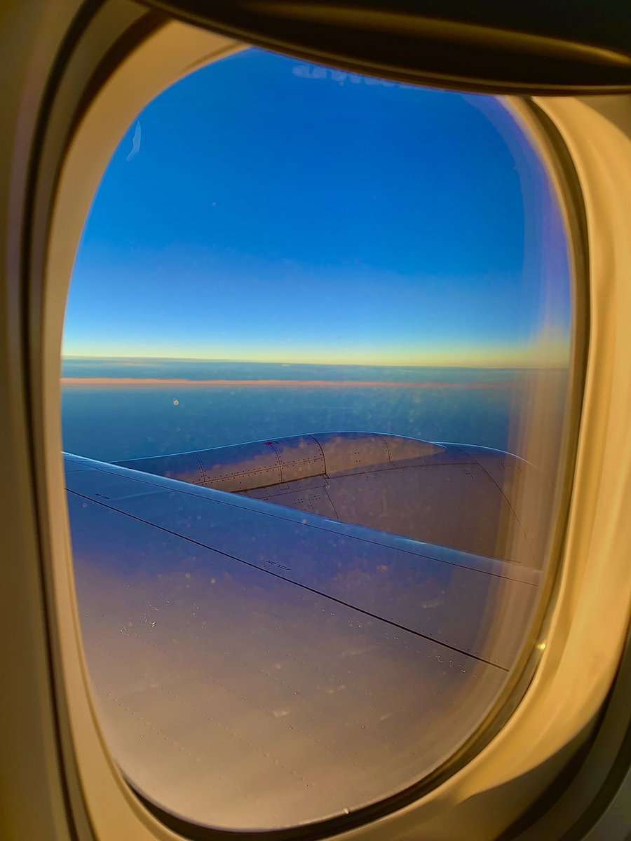 PatrickScott747's tweet photo. My #TeamWindow #View from my flight last night. #Boeing777 to ORD from DEN! ✈️🌅#Travel #LoveToTravel #Fly https://t.co/dNOTOM6jwS