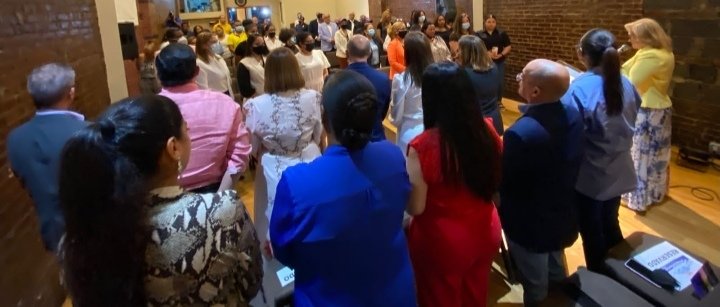 Misael09659634's tweet photo. Anoche, en New York, dejamos juramentadas a un gran grupo de mujeres trabajadoras, nobles, emprendedoras, líderes en política y toma de decisiones.
Gracias Mercedes Collado, nuestra coordinado Mujeres Francisco 2024 por tu entrega y compromiso.
#FRANCISCOUSA https://t.co/JKaVzsWmwZ