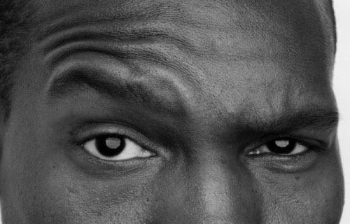 رفع الحاجبين إشارة للانزعاج :
هناك ثلاثة أشياء تؤدي إلى رفع حاجبيك، وهي الاندهاش أو القلق، أو الخوف. جرّب رفع حاجبيك حين تكون هادئًا ودون أي داعٍ، ربما ستجد ذلك صعبًا بعض الشيء. فإن كان من يتحدث إليك رافعًا حاجبيه، والموضوع لا يسبب الخوف أو القلق أو الدهشة فربما هناك شيء ما يحدث.