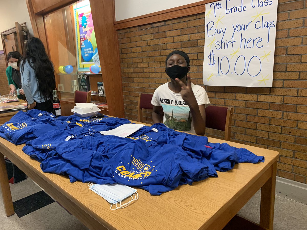 MrThomasOKCPS's tweet photo. Open House tonight! So many families getting to see what we do for the first time! Thanks to @GatewoodHDOKC for celebrating #neighborsnightout with us! 💫 @CSASMiddle @OKCPS #CometCity https://t.co/OuK4zBdAkt