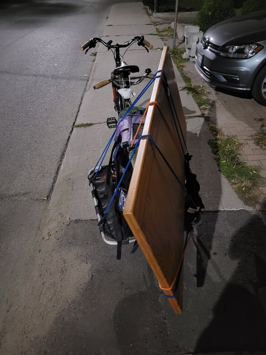 Went to a book launch tonight. Came back with a book, and a whole desk.
#biketo #quaxing #cargobike