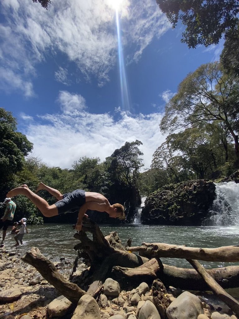 22carson22's tweet photo. Hiking in hawaii. What could be better https://t.co/ZW1BmMzjdv