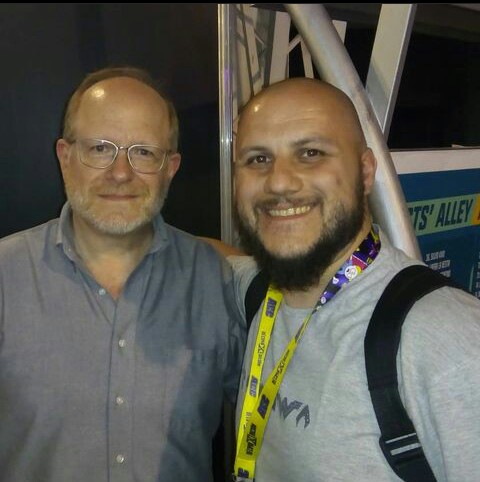 la_cuevadeale's tweet photo. Acabo de revisar mí Instagram personal, porque quería sacar todo lo que mostrara parte de mí vida privada, y me terminé encontrando una foto con Daniel Osvaldo cuando tocó en el bar donde yo trabajaba en 2017, que colgamos hablando de música, y con Mark Waid en la #ACC2018 https://t.co/IFIyC0Nkby