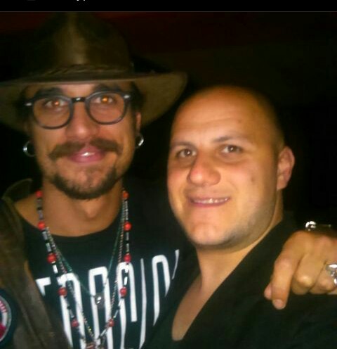 la_cuevadeale's tweet photo. Acabo de revisar mí Instagram personal, porque quería sacar todo lo que mostrara parte de mí vida privada, y me terminé encontrando una foto con Daniel Osvaldo cuando tocó en el bar donde yo trabajaba en 2017, que colgamos hablando de música, y con Mark Waid en la #ACC2018 https://t.co/IFIyC0Nkby