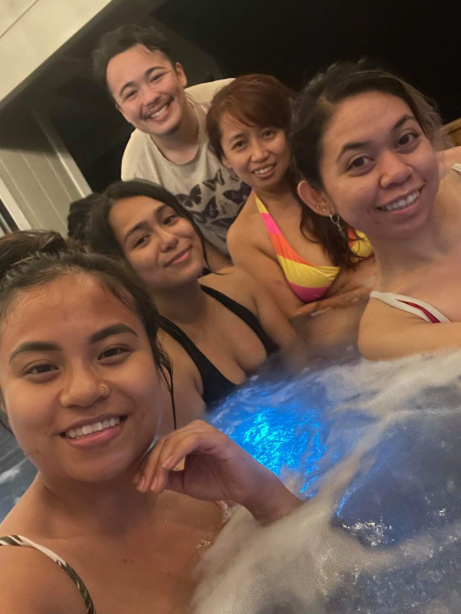 2ManuallyFocus's tweet image. Last weekend, my family and I soaked in someone else’s tub. It was glorious.  #airbnb