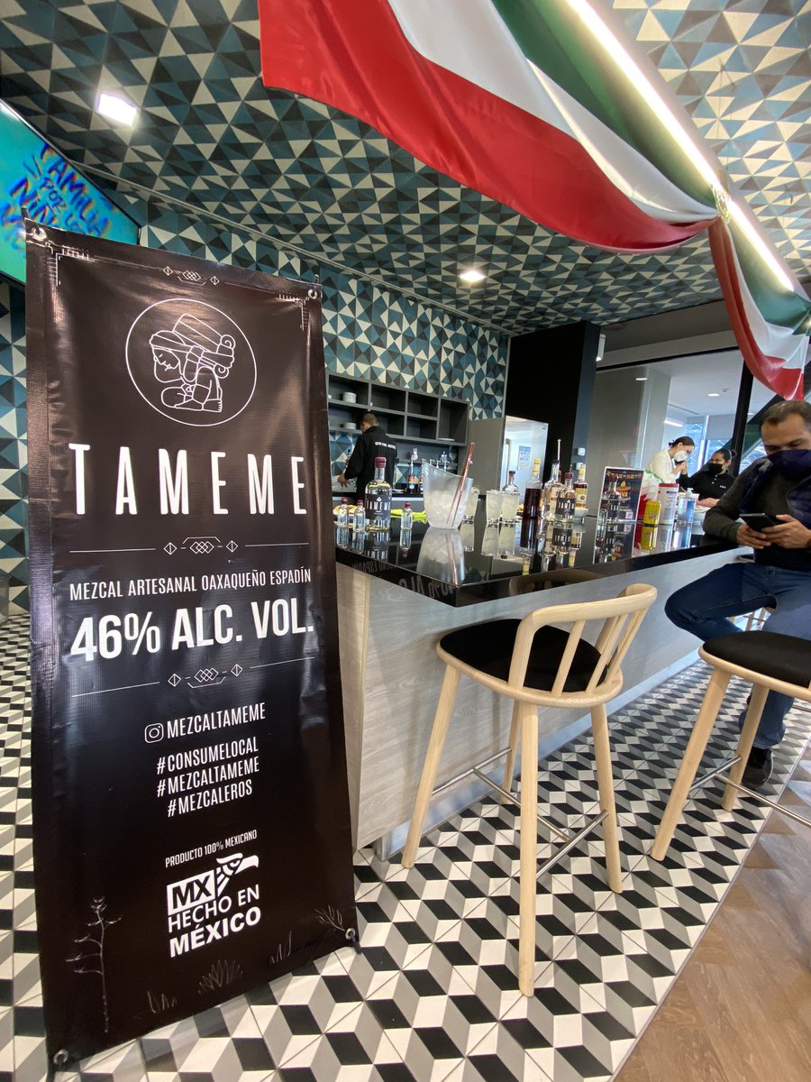 MezcalTameme's tweet photo. Hoy estuvimos con los amigos de @iosoffices #ChapultepecUno en la #FiestaMexicana preparando unas Mezcalitas de Jamaica y Limón. ¿Qué les parece? ¿Están listos para las fiestas patrias? 

#FelizMartes https://t.co/FAZqVoBtnm