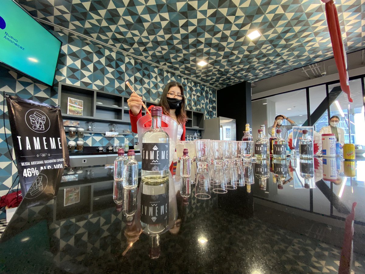MezcalTameme's tweet photo. Hoy estuvimos con los amigos de @iosoffices #ChapultepecUno en la #FiestaMexicana preparando unas Mezcalitas de Jamaica y Limón. ¿Qué les parece? ¿Están listos para las fiestas patrias? 

#FelizMartes https://t.co/FAZqVoBtnm