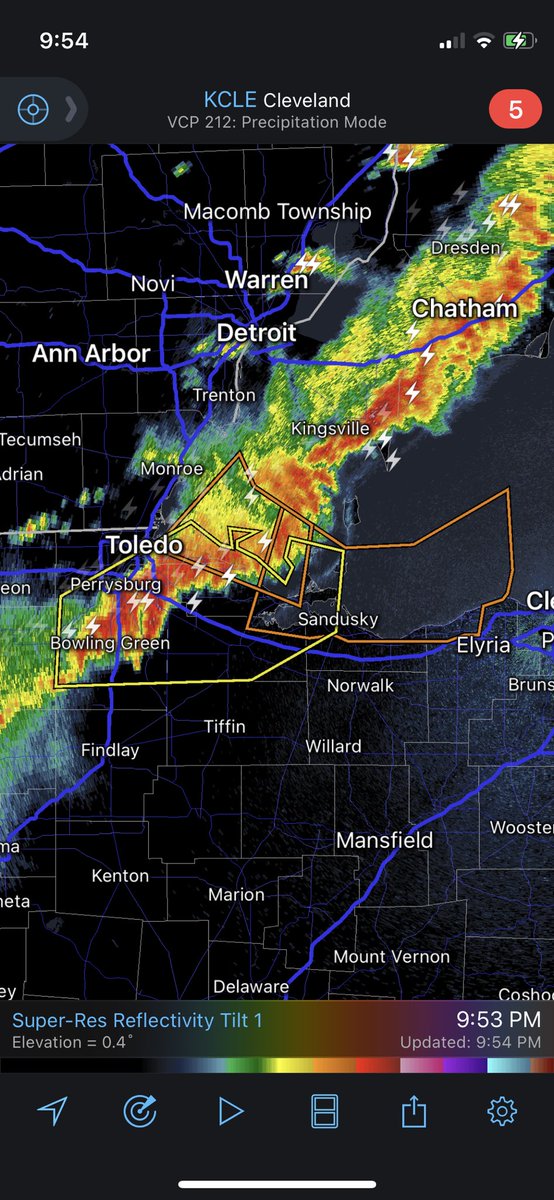 ChaserWxOrg's tweet photo. Severe thunderstorm moving east towards Sandusky. 

HAZARD...60 mph wind gusts and nickel size hail. #ohwx https://t.co/tDLo5QMuc3