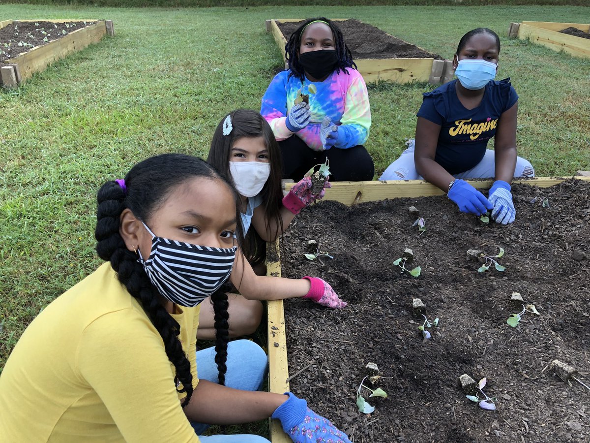 KENYAGREER14's tweet photo. Shoutout to my new garden buddy, Ashley!  @Treegrubber Our 3rd Grade Tigers @OakleyTigers are putting their NEW garden gloves to great use! We are 90% completed with our project…Thanks to you @captainplanetfd  We are so appreciative! 🌷🌸❤️ #gardenlove #FullSteamAhead https://t.co/4JaYScRDoY