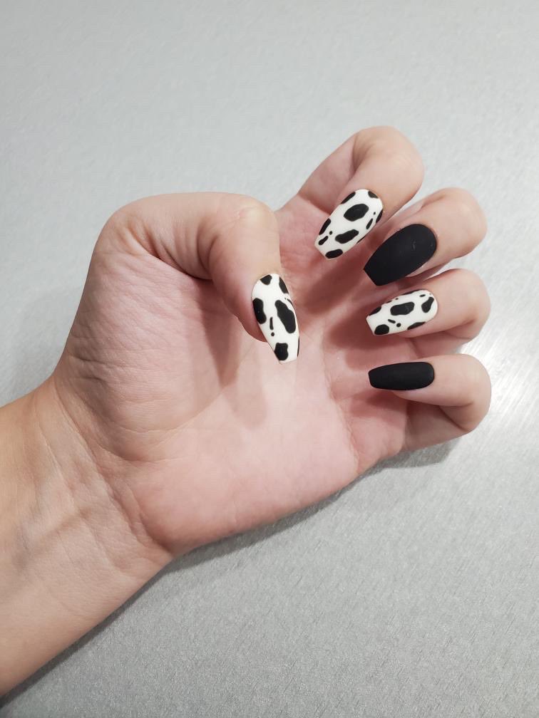 nailcandypress's tweet image. Late Post because I couldn’t go another minute without sharing these amazing #nailfies from @ivyxivis 😍 “Got Milk” is featured here on the short ballerina shape and a matte finish!  You can shop this set and many more at 
💅🏾nailcandypressons.com💅🏾
#nails #cowprint #pressons