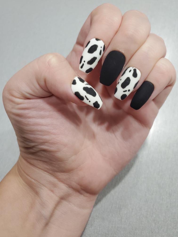 nailcandypress's tweet image. Late Post because I couldn’t go another minute without sharing these amazing #nailfies from @ivyxivis 😍 “Got Milk” is featured here on the short ballerina shape and a matte finish!  You can shop this set and many more at 
💅🏾nailcandypressons.com💅🏾
#nails #cowprint #pressons