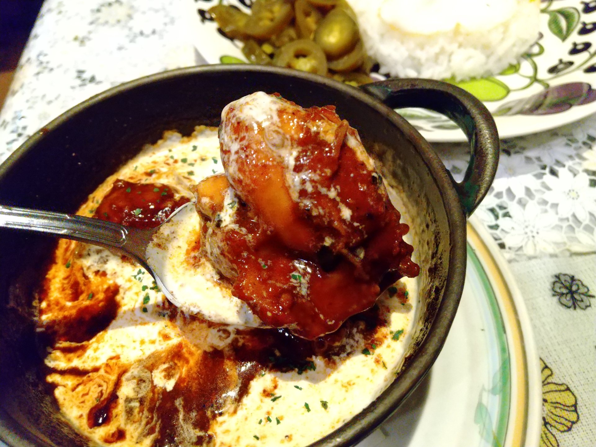 Yass ドイツビールのカレー 今日はチキンカレーのハーフ 中辛 にハラペーニョとお決まりの目玉焼きを載せて 柔らかくジューシなチキン ハラペーニョの辛さと酸味 コクのある辛いカレーがたまらなあ ピラミッド 築地 昼極 カレ極 ピラミッド