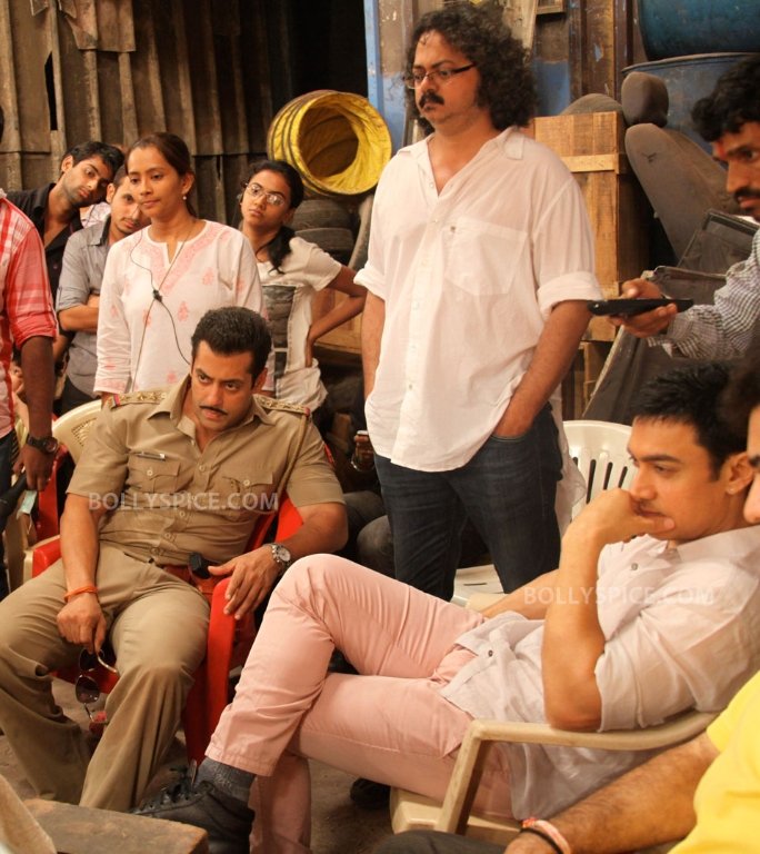 Aamir Khan visits Salman Khan on the sets of #Dabangg2 
@aamir_khan @BeingSalmanKhan