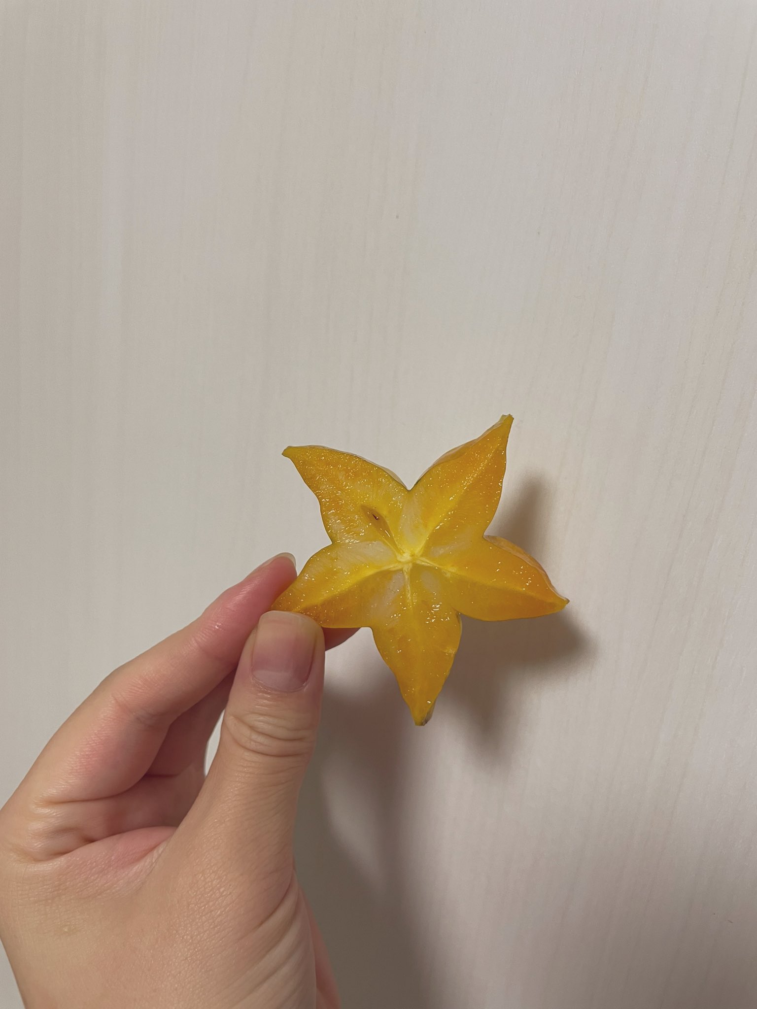 美織 やっと食べた ༥ ŧ ŧ ŧ ŧ ŧ 独特のｼｬｸｼｬｸ感と爽やかな甘み 改めて 切り方を調べると 星の三角部分を縦に切るって書いてあるものが多かったのですが やっぱりスターフルーツだし星型を見たいですよね スターフルーツ