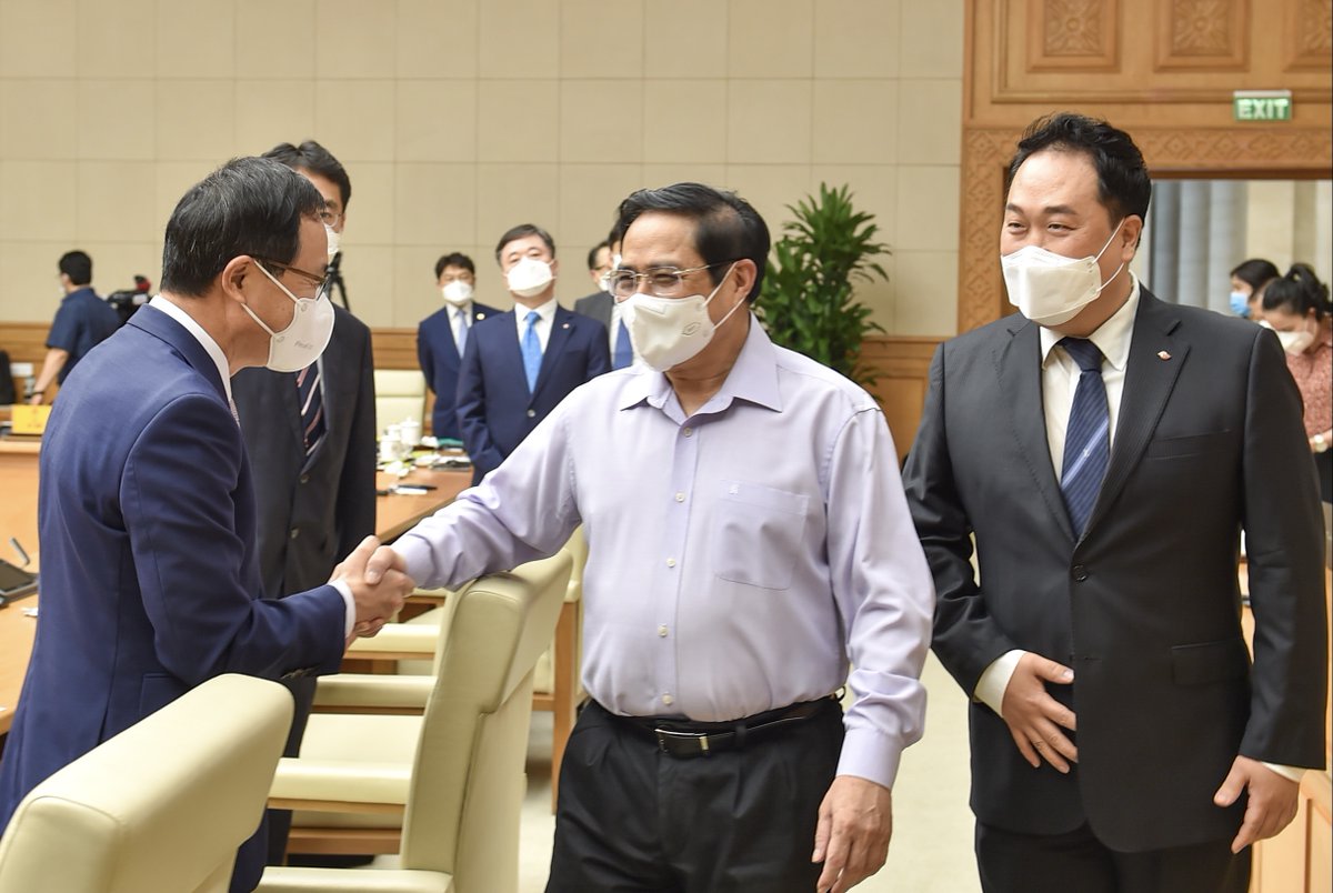 VNGovtPortal's tweet photo. Gov't commits to providing all possible support for business community to restore production while ensuring pandemic prevention and control https://t.co/HgyvRwAk8w https://t.co/udnj2hLCsx