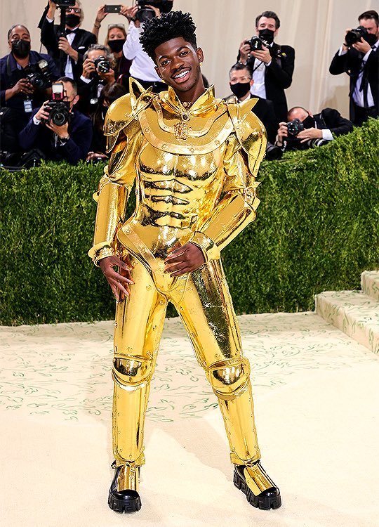 電ファミニコゲーマー 金ぴか 海外の有名ラッパーlil Nas X Fate の ギルガメッシュ から影響を受け 黄金の甲冑 をイベントで披露 T Co Aznzvmh1pf ファッションの祭典 メットガラ にてヴェルサーチが手がけた衣装 自身のtwitterにて 電ファミニコゲーマー 金ぴか 海外の有名ラッパーlil Nas X Fate の ギルガメッシュ から影響を受け 黄金の甲冑 をイベントで披露 T Co Aznzvmh1pf ファッションの祭典 メットガラ にてヴェルサーチが手がけた衣装 自身のtwitterにて