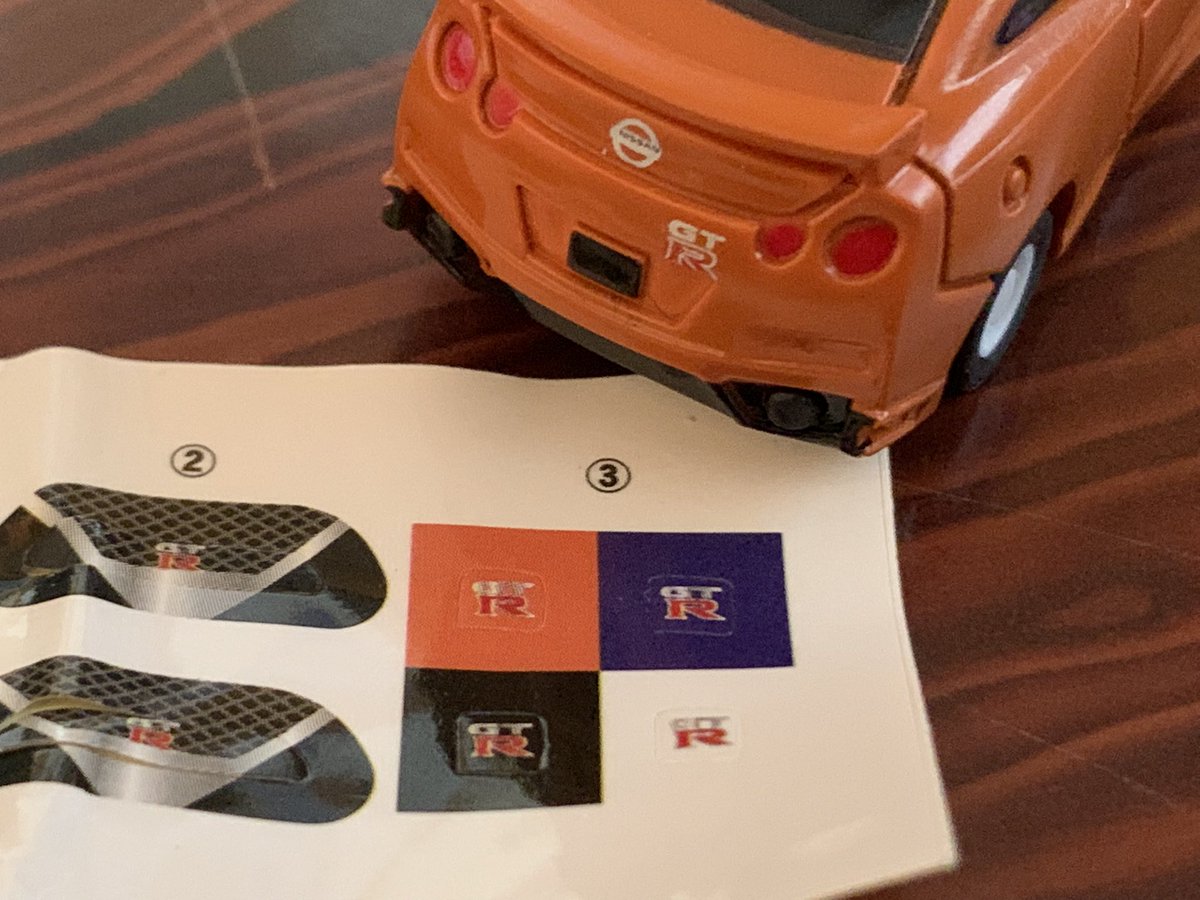 シールも入ってた。
3番のやつ貼る必要がないような気がする🤔🤔🤔
エンブレムが既に印刷されてるから。