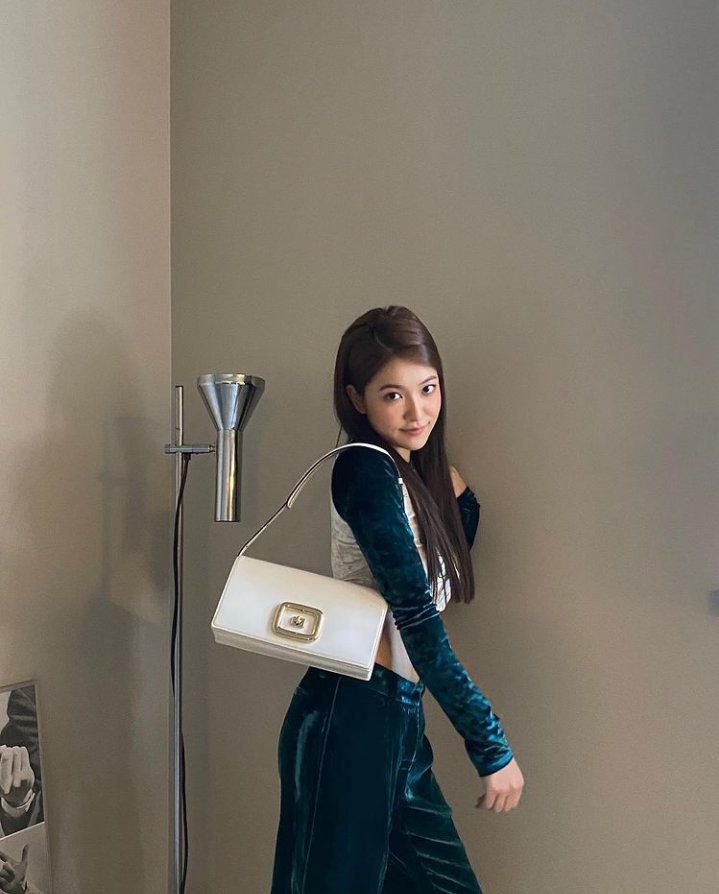 RVUPDATE_'s tweet photo. INSTAGRAM UPDATE

"Merci @.rogervivier 💕 #RogerVivier #VivChoc"
 https://t.co/oqx60Zh37B (2)

#YERI #RedVelvet @.yerimiese @RVsmtown https://t.co/9fPmdONhEw